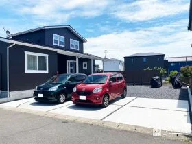 洋風の住まいを引き立てる、ナチュラルテイストの新築オープン外構