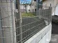 軽やかに敷地を区切るメッシュフェンス