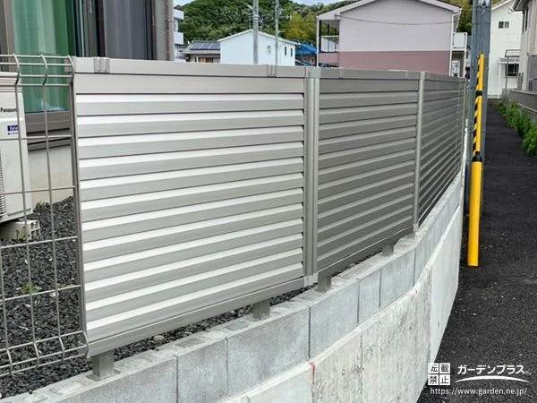 気になる外からの視線をカットする目隠しフェンスの設置工事