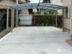 白砂利スリットで明るくアクセントをつける駐車スペース工事