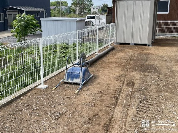 敷地をすっきりと区切るメッシュ状の境界フェンス設置工事