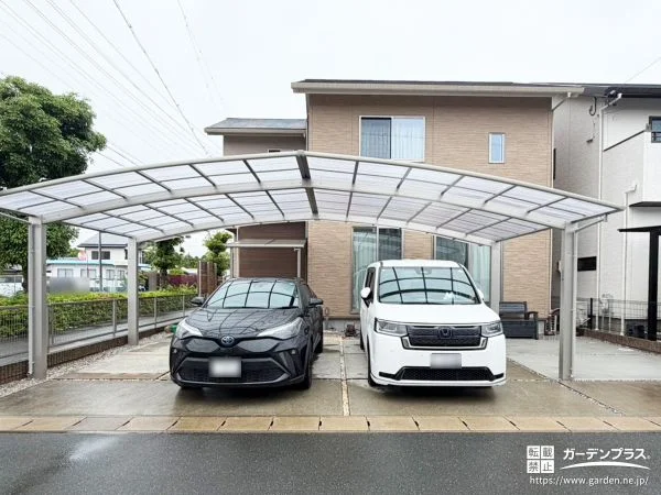 3台分の駐車スペースを雨に濡れないよう守るカーポート工事