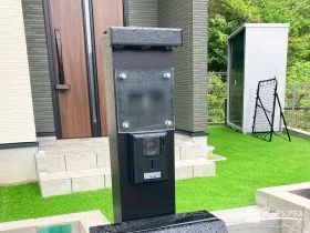 抜け感のあるガラス表札[施工後]