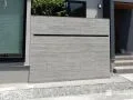 重厚感あふれる杉板張り門柱が迎えるモダンな玄関まわり工事