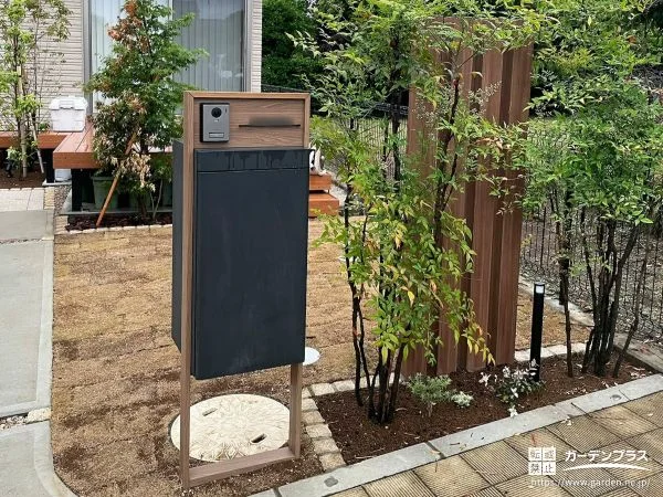 No.29941 植栽と角柱が調和するナチュラルな門まわりとお庭に仕上げた工事[施工後]