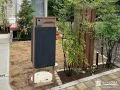 植栽と角柱が調和するナチュラルな門まわりとお庭に仕上げた工事
