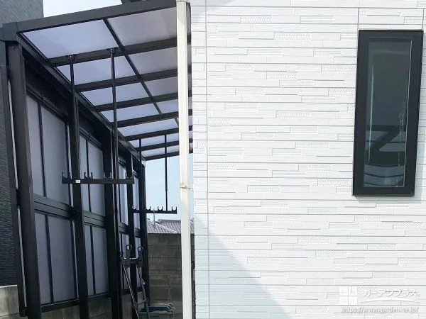 テラス屋根の施工により天候を気にせず家事ができるお庭工事