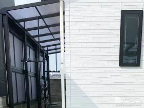 テラス屋根の施工により天候を気にせず家事ができるお庭工事