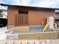 縦格子のスタイリッシュなフェンスがアクセントのお庭工事
