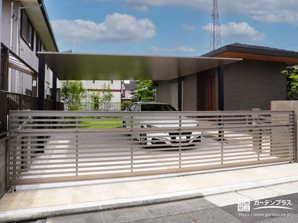 愛車を守りながら、住まいの品格を高めるクローズ設計