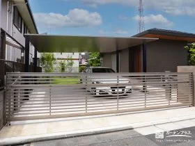 愛車を守りながら、住まいの品格を高めるクローズ設計