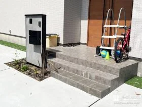 毎日の何気ない動作がスムーズになる玄関ポーチ階段[施工後]