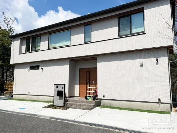 No.29961 白を基調とした住まいに映える、シンプルモダンなオープン外構[施工後]