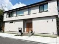 白を基調とした住まいに映える、シンプルモダンなオープン外構