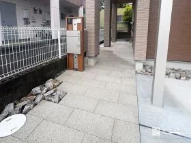 玄関まで迷わず歩ける、まとまりのあるアプローチ