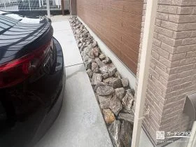 外壁を引き立てる、自然石のアクセント[施工後]