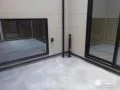 中庭時間を楽しめるタイルデッキ