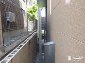 勝手口前を目隠ししてプライバシーを確保したフェンス