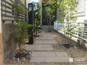 植栽が彩るモダンな旗竿地の新築外構