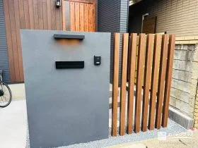 ジョリパット門柱と木調角柱が映える門まわり[施工後]