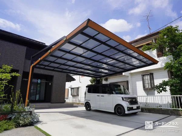 圧迫感を抑えながら存在感を放つ後方支持カーポート