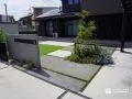 植栽とフレームで奥行きを演出するアプローチ