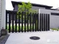 スリットフェンス越しに植栽の緑を楽しめる門まわり スリットフェンス越しに植栽の緑を楽しめる門まわり