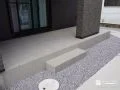 グレーのタイルが黒のお住まいに調和したタイルデッキ グレーのタイルが黒のお住まいに調和したタイルデッキ