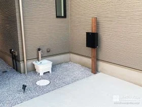 玄関まわりは木目をアクセントに温かみをプラス[施工後]