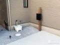 玄関まわりは木目をアクセントに温かみをプラス