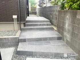 玄関まで心地よく迎えるタイルポーチ[施工後]