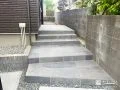 玄関まで心地よく迎えるタイルポーチ