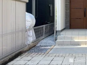 砂利で雑草対策をした犬走り[施工後]