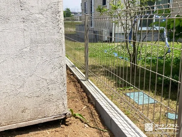 境界をすっきり区切るメッシュ仕様のフェンスを設置した工事