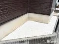 白砂利で見た目にも明るく整えた犬走りの雑草対策リフォーム工事