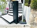 ブラックの門柱が、住まい全体を引き締めるアクセントに