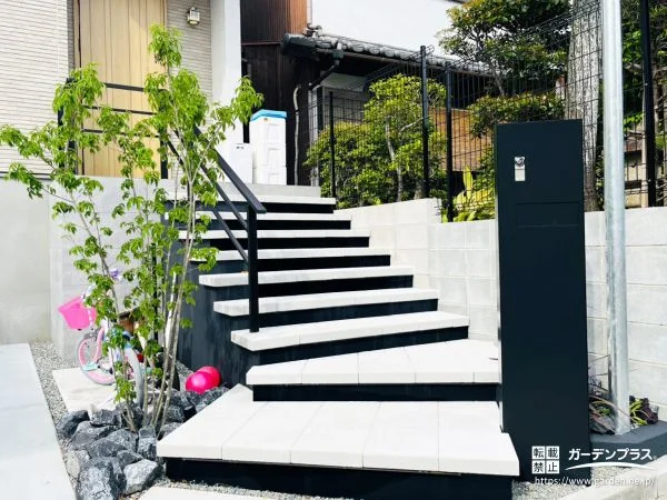浮遊感のある階段で、玄関まわりをワンランク上の印象へ