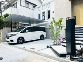 白と黒のコントラストが映える、洗練されたモノトーンの新築外構