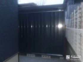 建物になじむ物置で収納力もすっきり確保[施工後]