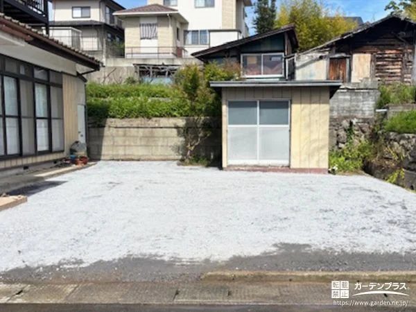 砕石仕上げで広々と使いやすい駐車スペースを整備した工事
