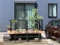 木目調デッキでお庭とのつながりを楽しむくつろぎのウッドデッキ工事
