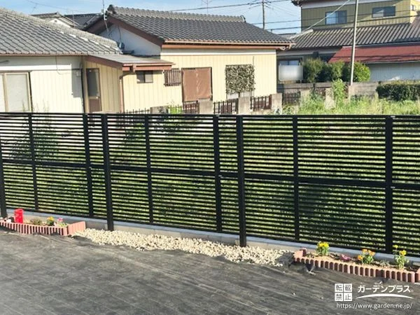 ほどよい目隠しと風通しを両立できる境界フェンスを設置した工事
