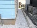 雑草対策で管理しやすくした犬走り