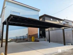 3台用カーポートとプライベート空間で暮らしやすさを高めた新築外構