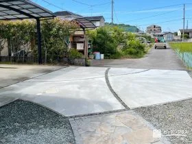 土間コンクリートで駐車しやすく仕上げた駐車スペース入り口工事