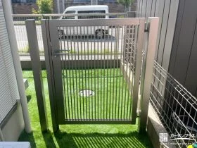 ワンちゃんの飛び出しを防止する門扉