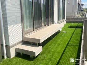 ワンちゃんも安心の人工芝とウッドデッキで快適に過ごすお庭工事