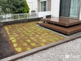 芝とウッドデッキで憩いの空間に仕上げた家族が寛げるお庭工事