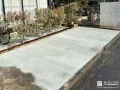 駐車しやすい土間コンクリートと花壇で整えた駐車スペース工事