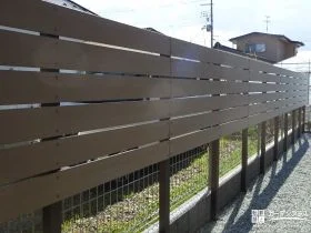 ナチュラルな木目調の目隠しフェンス[施工後]